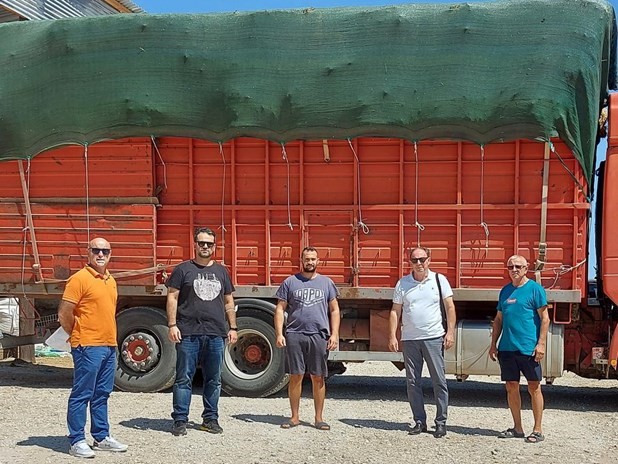 Ενα φορτηγό ζωοτροφές για τους πυρόπληκτους