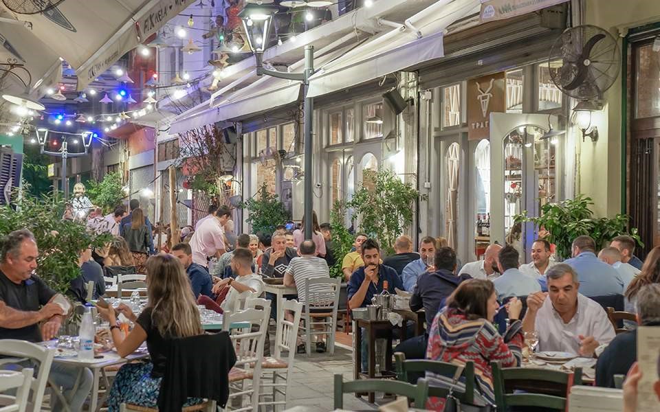 Η κρίση δεν έκοψε την ταβέρνα στους Ελληνες