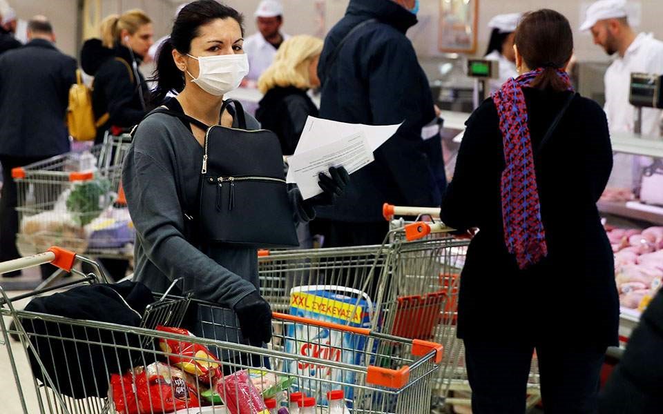 Επί τάπητος η ευρεία χρήση μάσκας