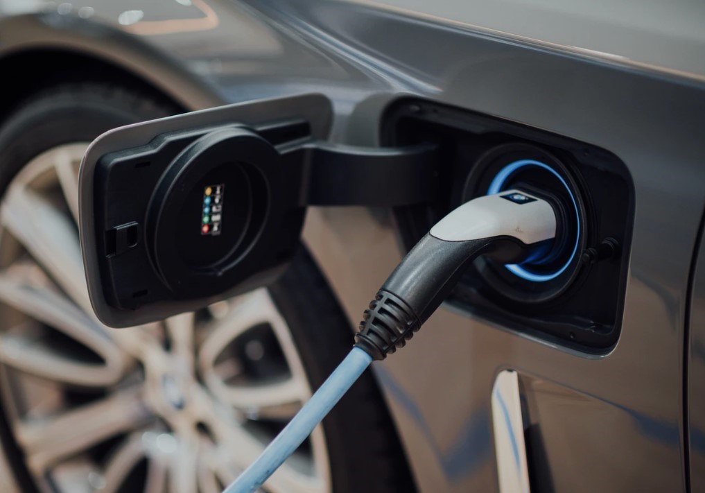 Πρώτο πάρκινγκ με φόρτιση για ηλεκτρικά αυτοκίνητα