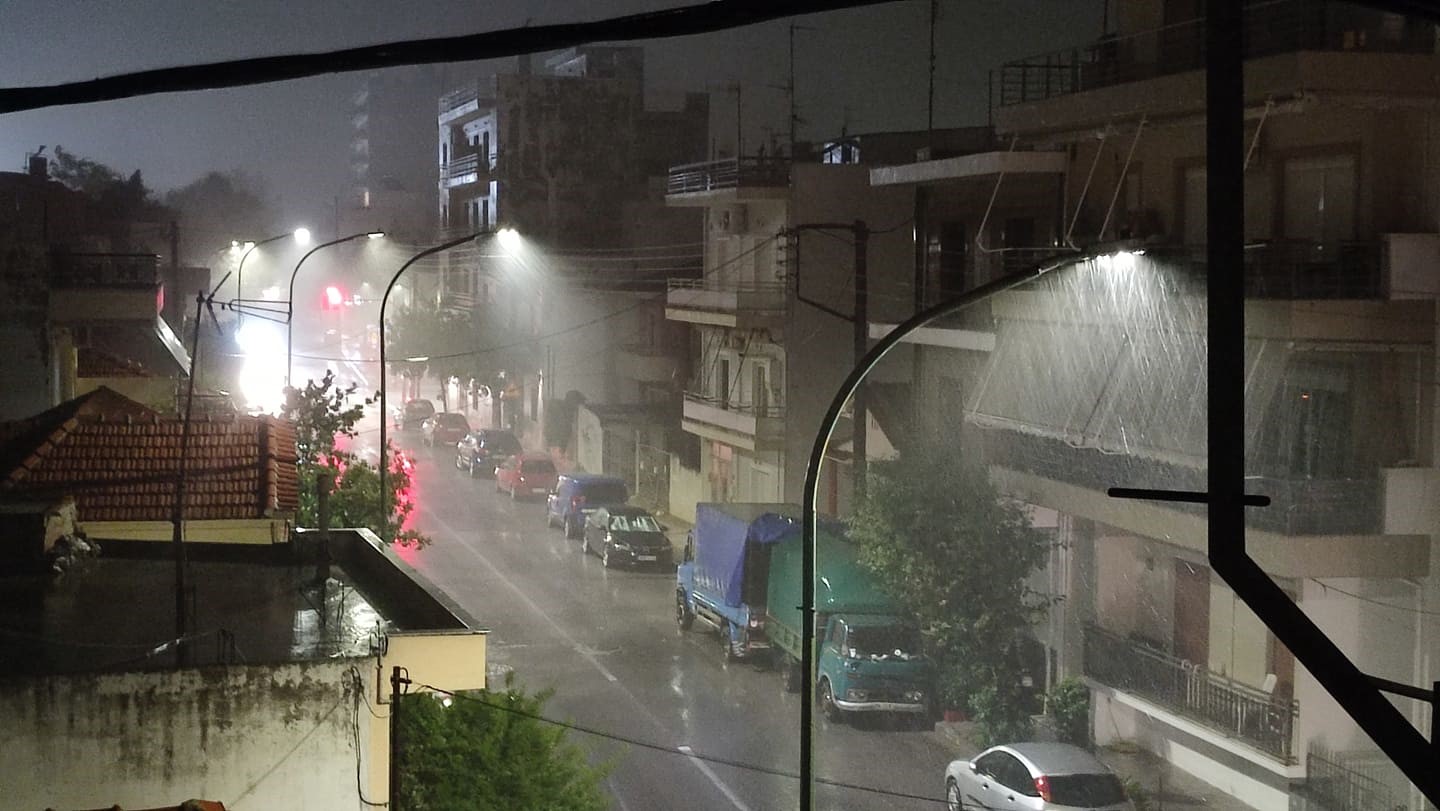 Πτώσεις δένδρων και διακοπή ηλεκτροδότησης στον Βόλο