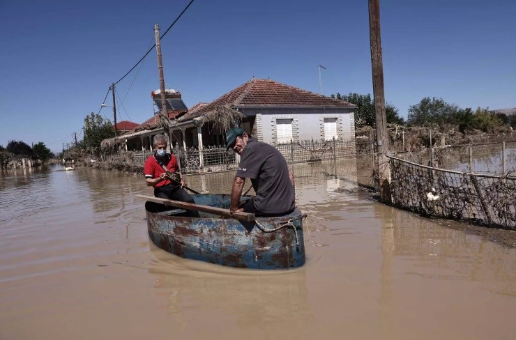 Ακόμα μια μέρα μάχης με τις λάσπες