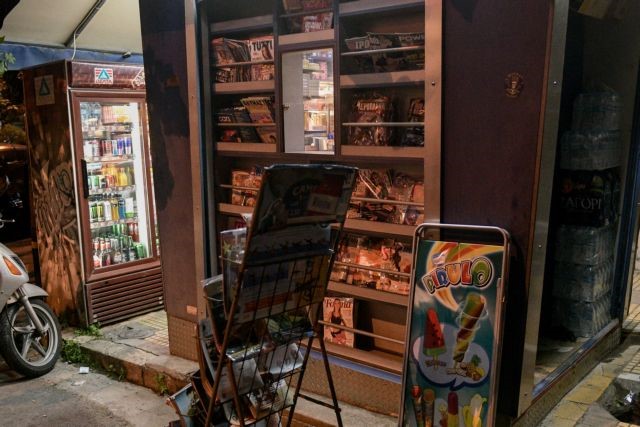 Λίγο πριν κλείσουν τα περίπτερα αγοράζουν αλκοόλ