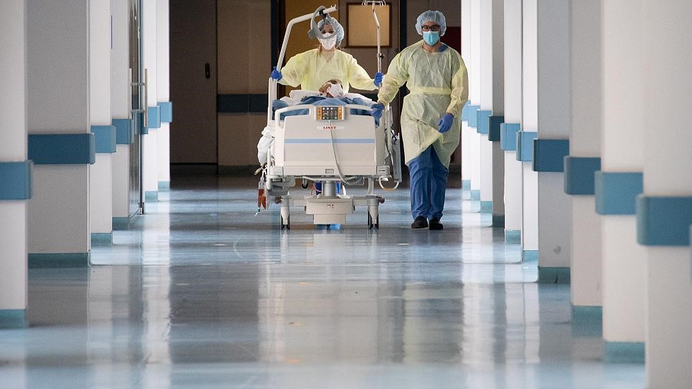 Covid: Μειώνονται οι εισαγωγές ασθενών στα νοσοκομεία 
