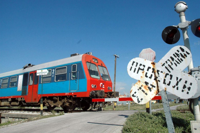 Ένας τραυματίας από παράσυρση αυτοκινήτου από τρένο