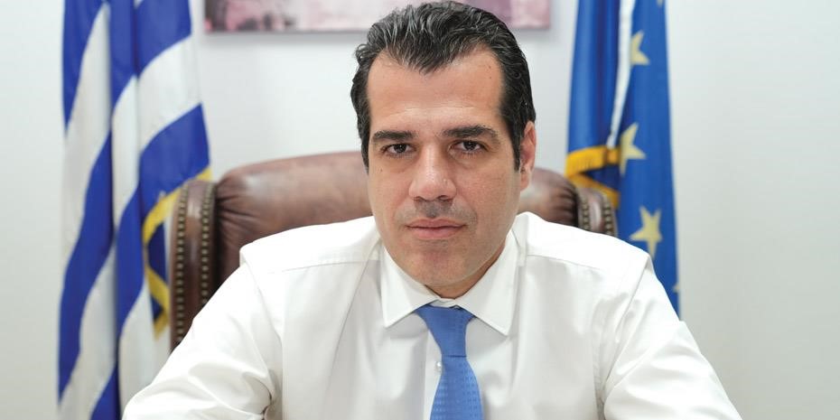 Επίθεση με γιαούρτια στον Θάνο Πλεύρη