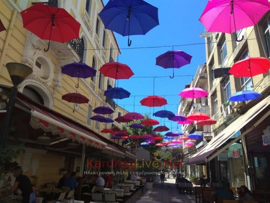 Αλλαγή ομπρελών στον πεζόδρομο Παλαιών Μαστόρων 