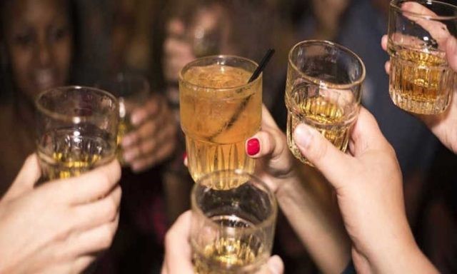 Νεαροί έκαναν κορωνοπάρτι σε ταράτσα σπιτιού 