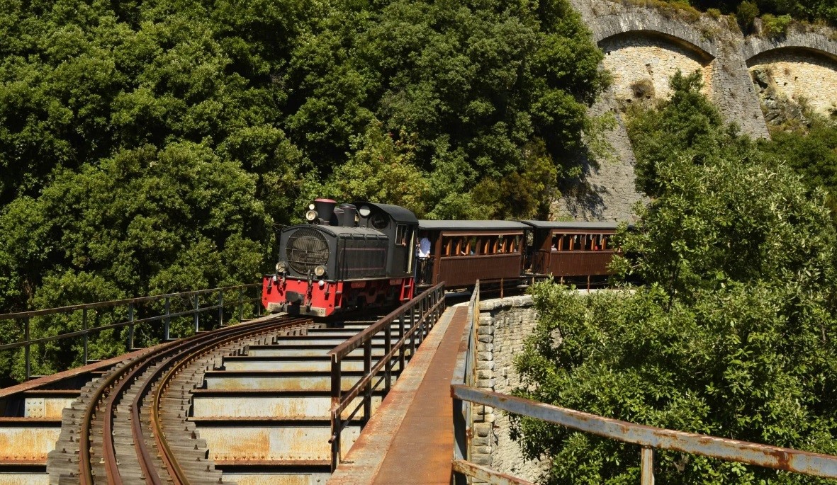 Βόλτα με το τρενάκι του Πηλίου (βίντεο)