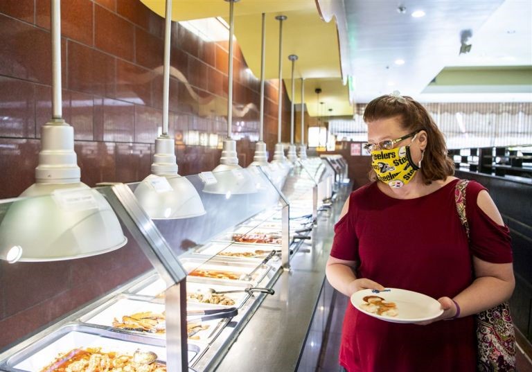 Μόνο όταν τρώμε θα βγάζουμε τη μάσκα