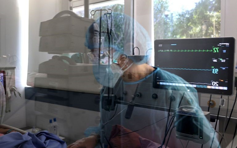 "Τουλάχιστον δύο εβδομάδες" για αποσυμπίεση στα νοσοκομεία