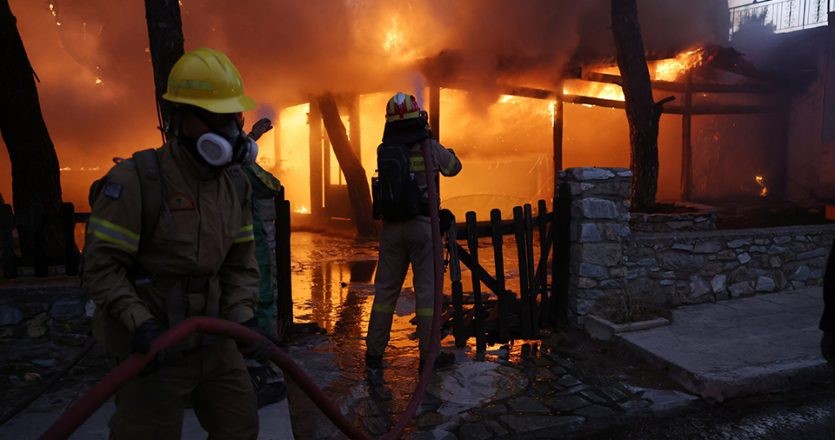 Πολυμέτωπη μάχη με τις φλόγες
