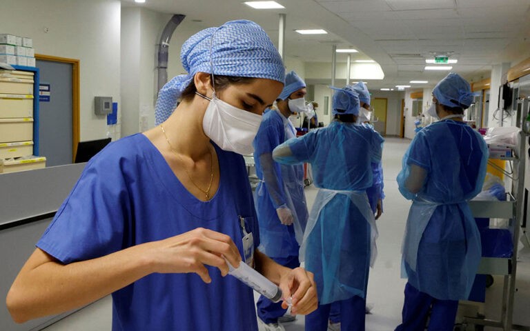 Σαρώνει η "Όμικρον" στο ΕΣΥ