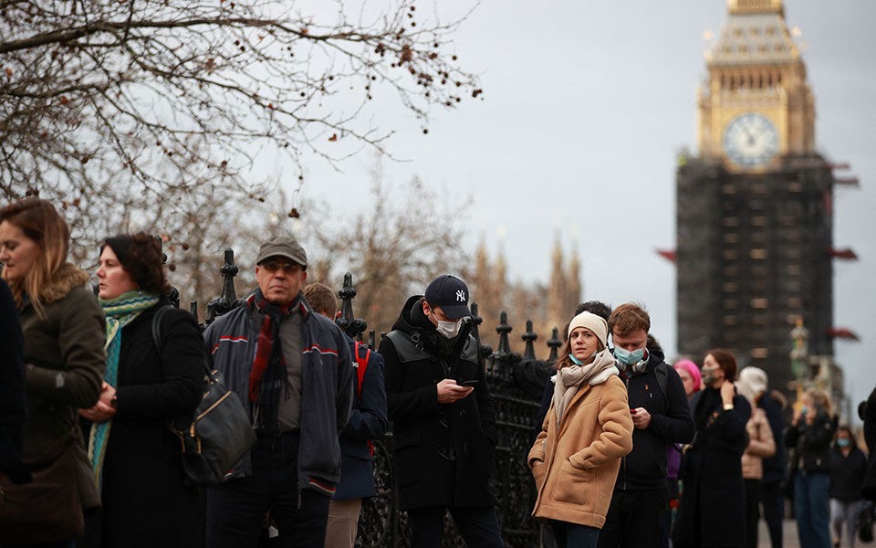 Ραγδαία εξάπλωση της "Όμικρον"