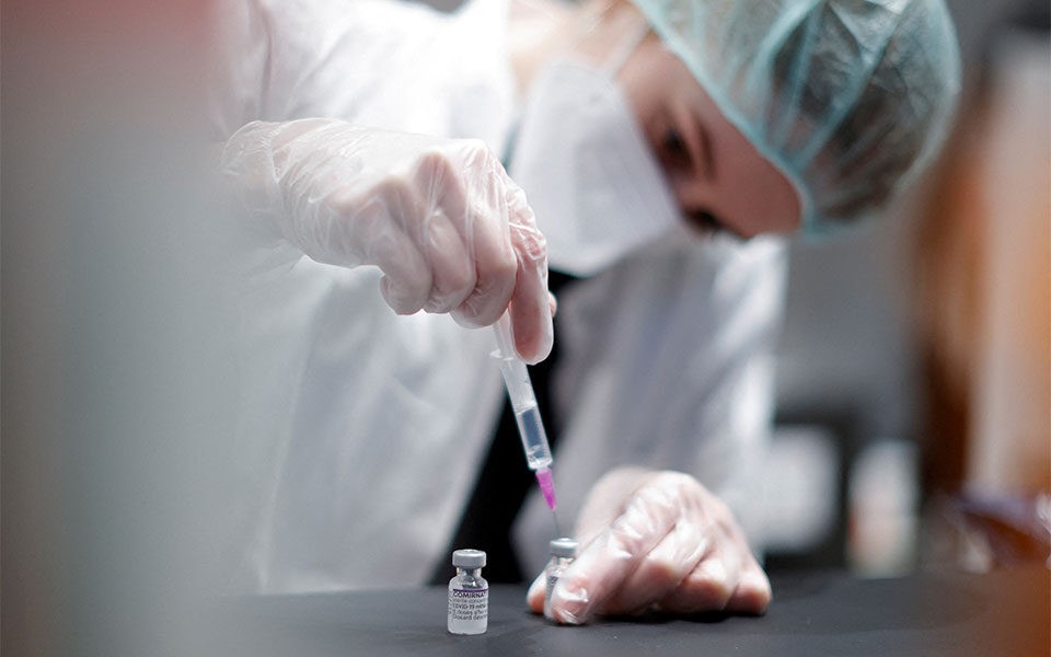 Ο εμβολιασμός μειώνει τις πιθανότητες για "μακρά Covid"