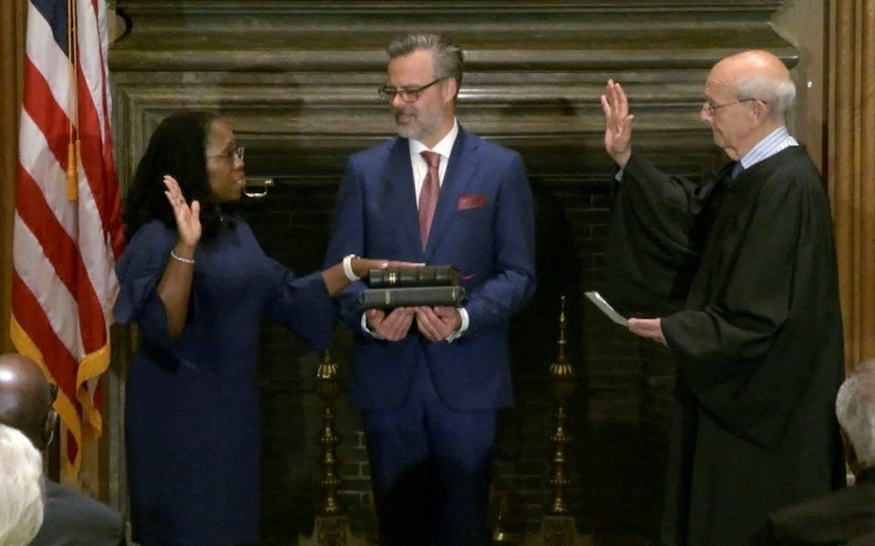Ορκίστηκε η πρώτη μαύρη γυναίκα στο Ανώτατο Δικαστήριο