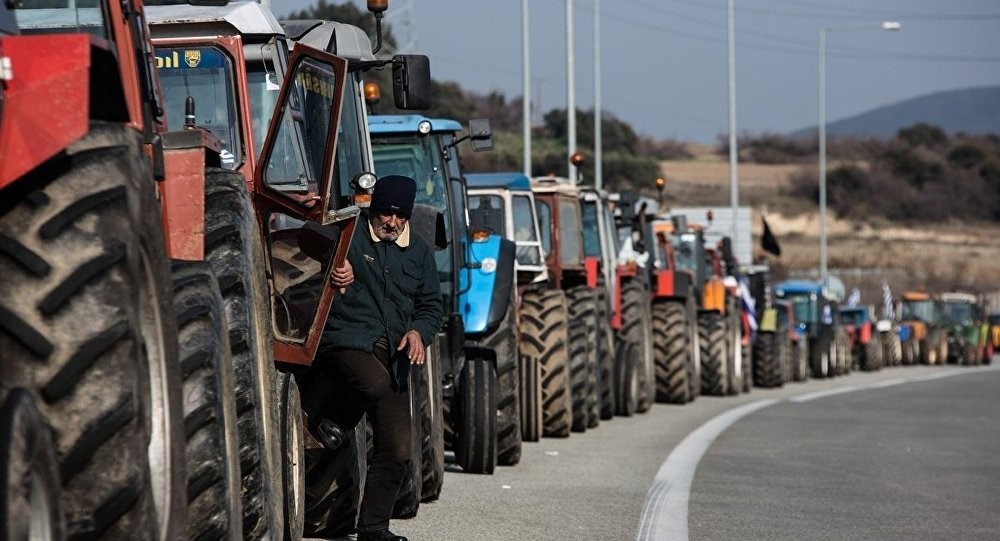 Οι αγρότες στήνουν τη Δευτέρα τα πρώτα μπλόκα