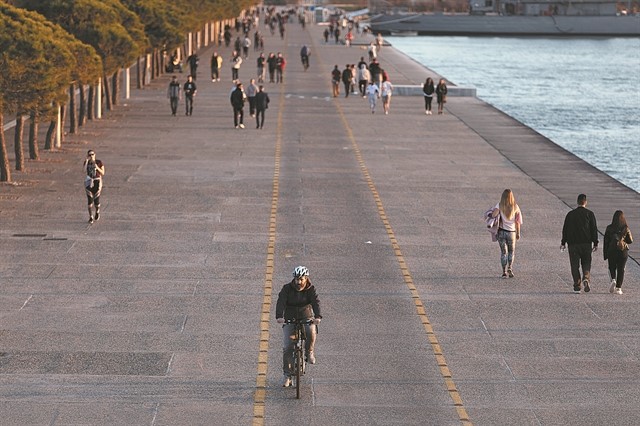 500.000 λιγότεροι Ελληνες σε μια 10ετία