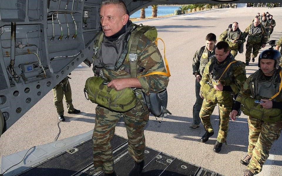 Αλμα με αλεξίπτωτο πραγματοποίησε ο Αρχηγός ΓΕΕΘΑ