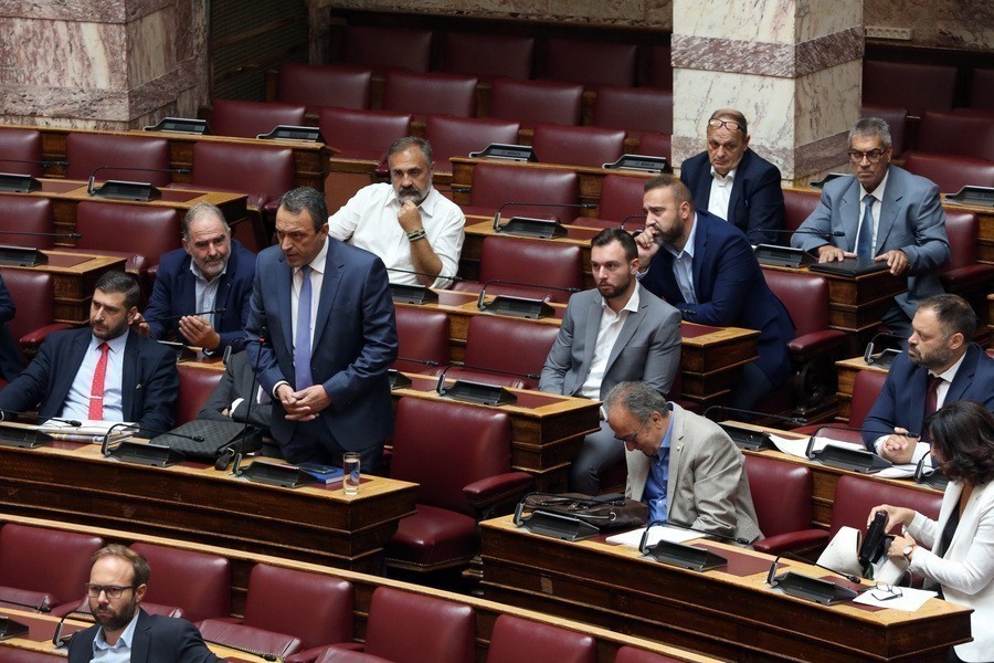 Άνω - κάτω οι «Σπαρτιάτες» στη Βουλή λόγω ...Κασιδιάρη