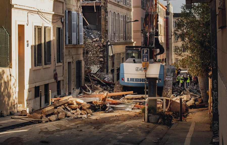 Πέντε οι νεκροί από την κατάρρευση πολυκατοικίας