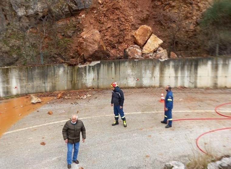 Κατολίσθηση στο δρόμο πριν τον Ελληνόπυργο 