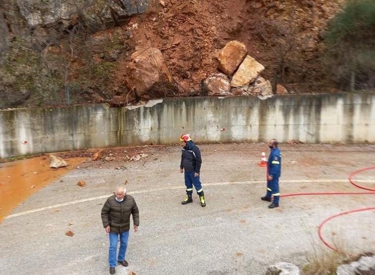 Κατολίσθηση στο δρόμο πριν τον Ελληνόπυργο