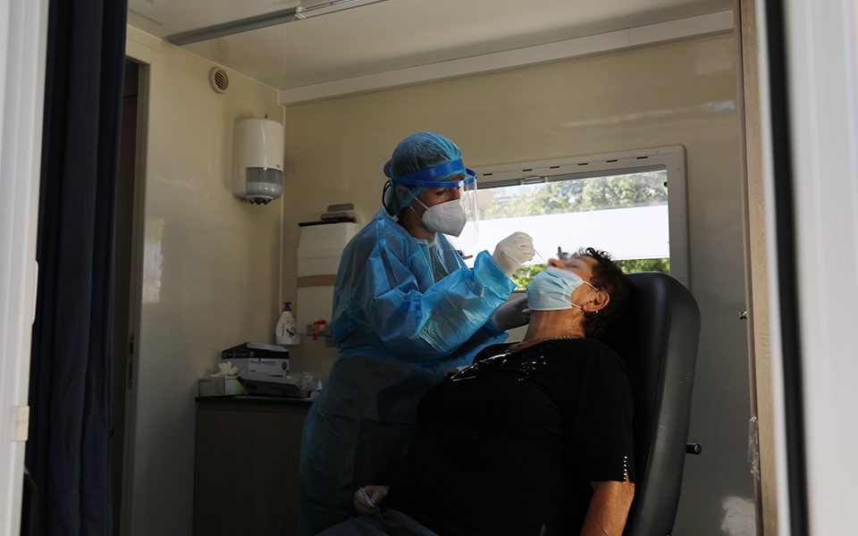 Νέο αρνητικό ρεκόρ με 882 κρούσματα