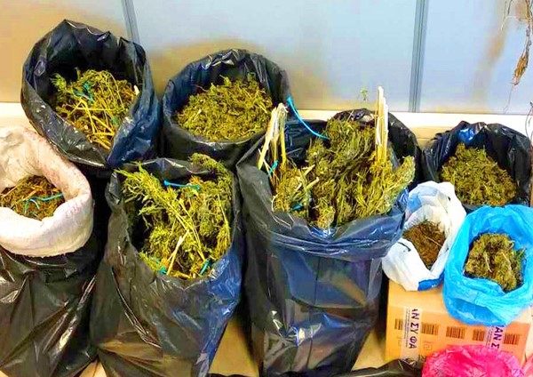 Eκρυβαν σε μαντρί 8,5 κιλά χασίς