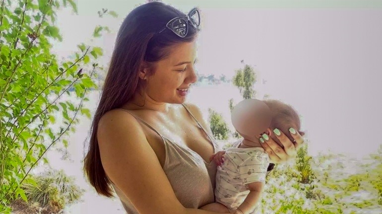 Έφτασε η μικρή Λυδία με τη μητέρα της Καρολάιν