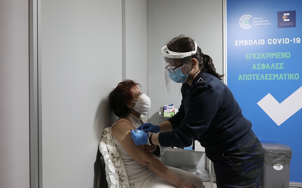 Πάνω από 3,5 εκατομμύρια με έστω μία δόση