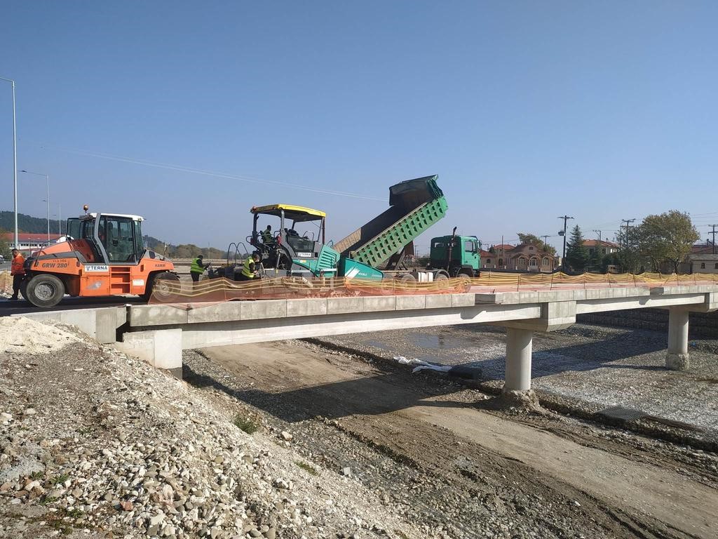 Ολοκληρώνεται η νέα πεζογέφυρα στο Μουζάκι 