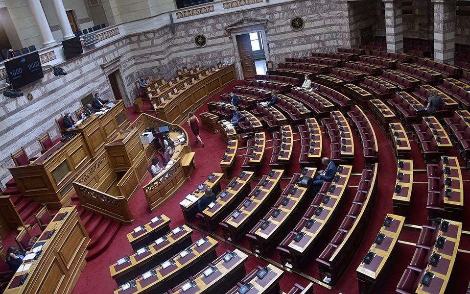 Σχεδόν 290 βουλευτές έχουν εμβολιασθεί