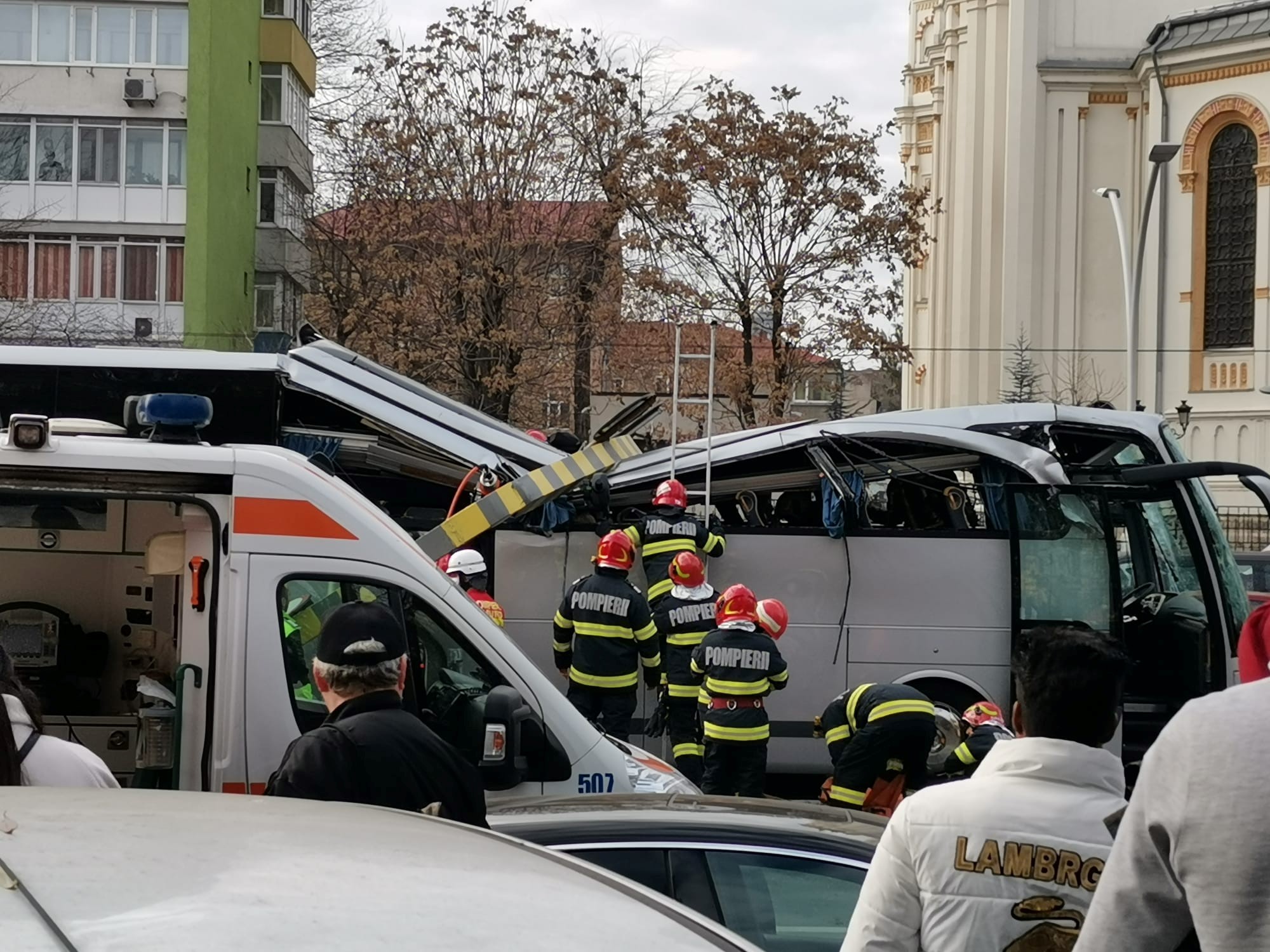 Η στιγμή της φονικής σύγκρουσης του λεωφορείου (video)