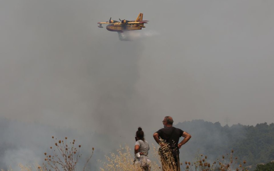 Στις παραλίες συγκεντρώνονται οι κάτοικοι