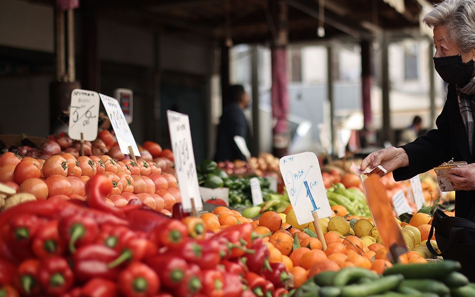 Ο πληθωρισμός "ροκανίζει" το διαθέσιμο εισόδημα