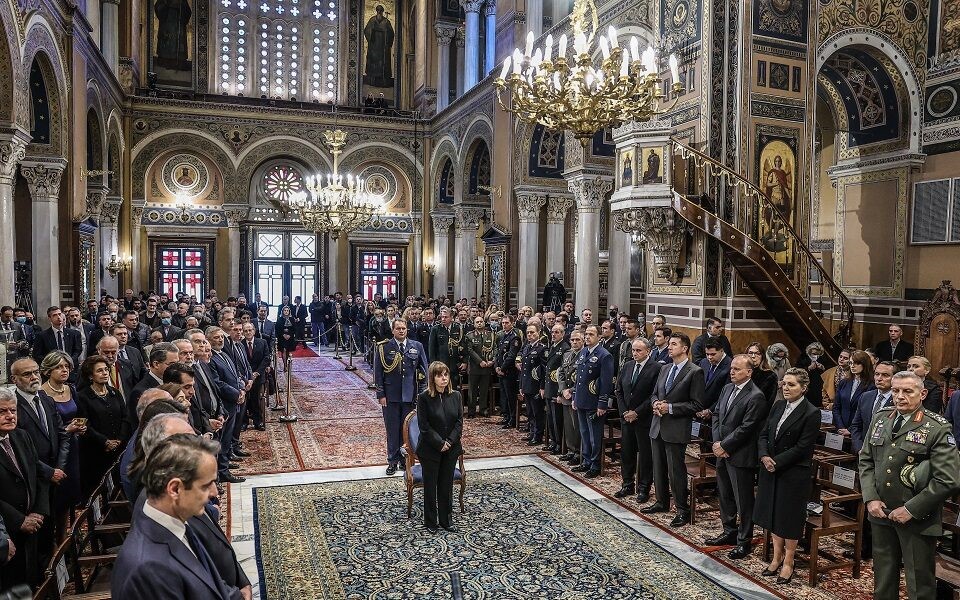 Τέμπη: Μνημόσυνο για τα θύματα σε όλους τους ναούς