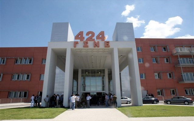 Ελαφρύ τροχαίο με δύο στρατιώτες