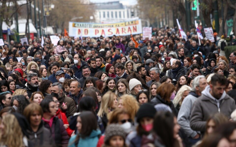 Παρακράτηση μισθού στους αρνητές