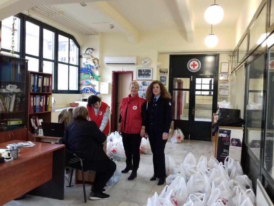 200 δέματα αγάπης μοίρασε το περιφερειακό τμήμα Καρδίτσας