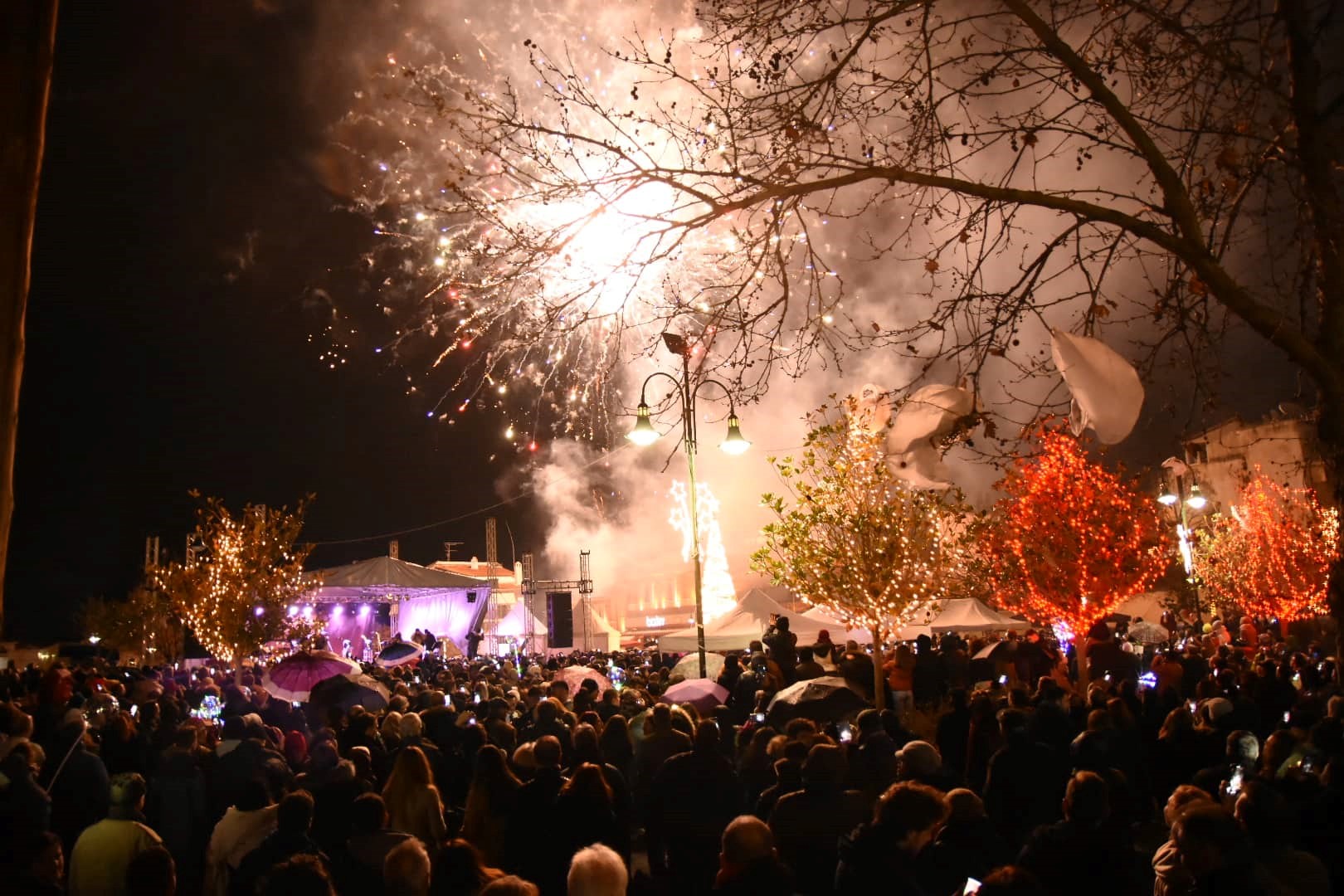 Με χαμόγελα και πυροτεχνήματα έγινε η υποδοχή του 2019