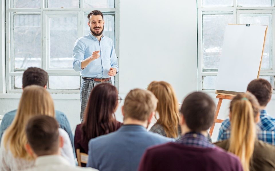 Ξεκινούν τρία νέα προγράμματα για 30.000 ανέργους