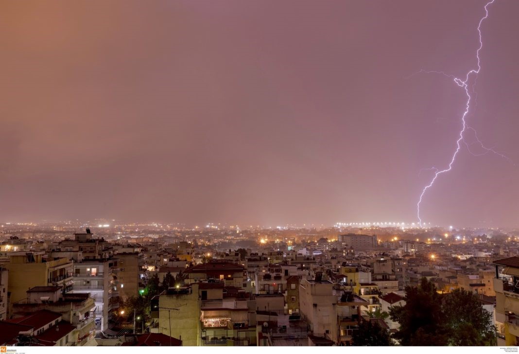 Έως το απόγευμα έπεσαν 50.000 κεραυνοί