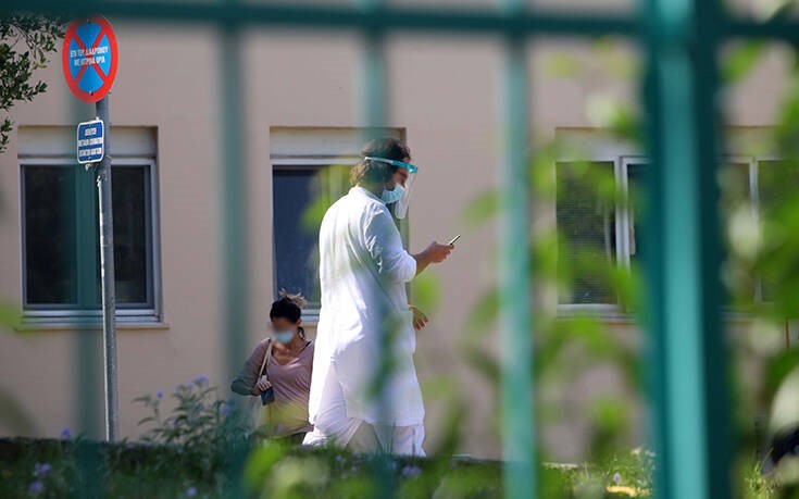 904 κρούσματα, 101 νεκροί και 600 διασωληνωμένοι