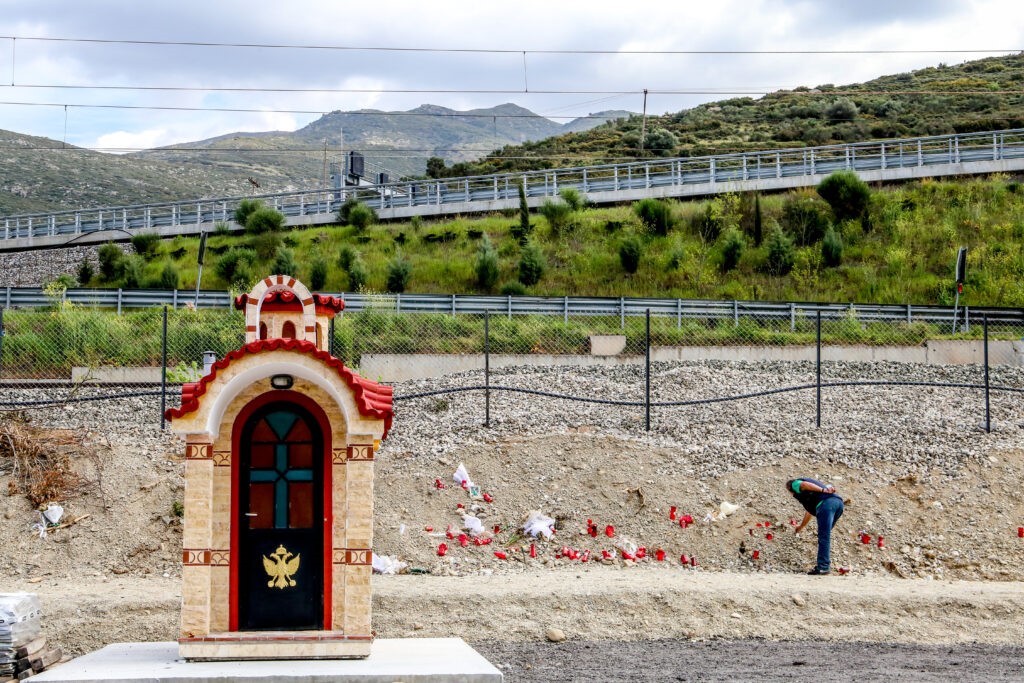 Τέμπη: Εικονοστάσι στο σημείο της τραγωδίας 