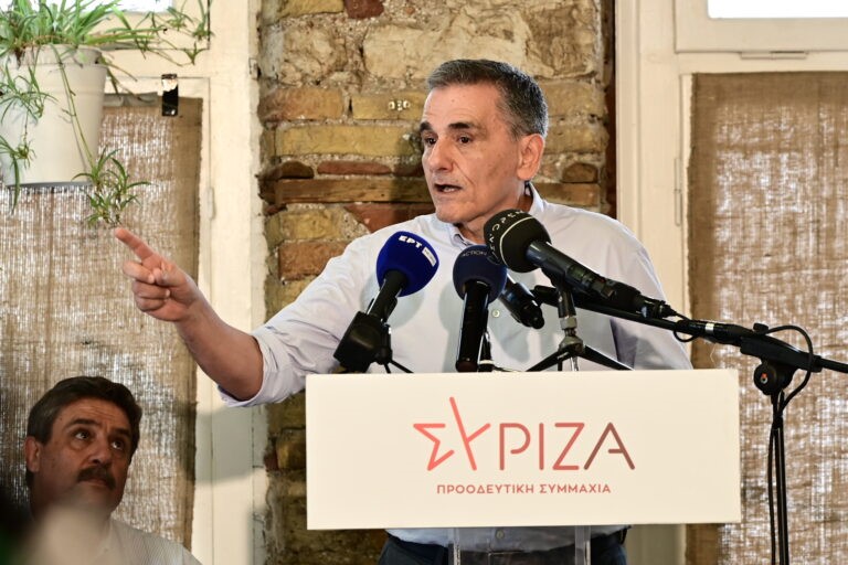 Ο Ευκλείδης Τσακαλώτος ανακοίνωσε την υποψηφιότητά του