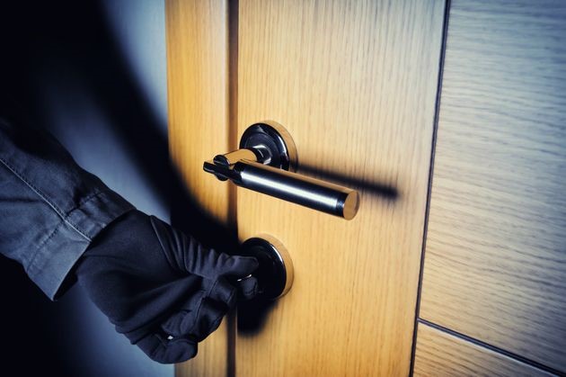 Σπείρα διαρρηκτών άνοιγε σπίτια