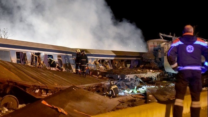 32 νεκροί, 85 τραυματίες από τη σύγκρουση τρένων