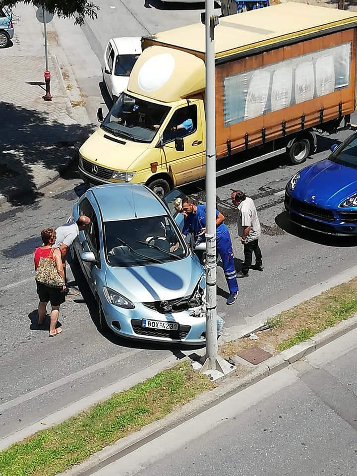 Αυτοκίνητο έπεσε σε κολόνα φωτισμού