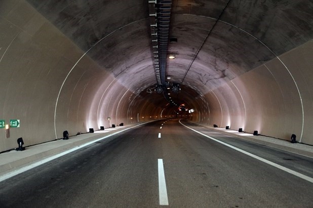 Συντηρεί και στερεώνει τη σήραγγα Αγίας Κυριακής